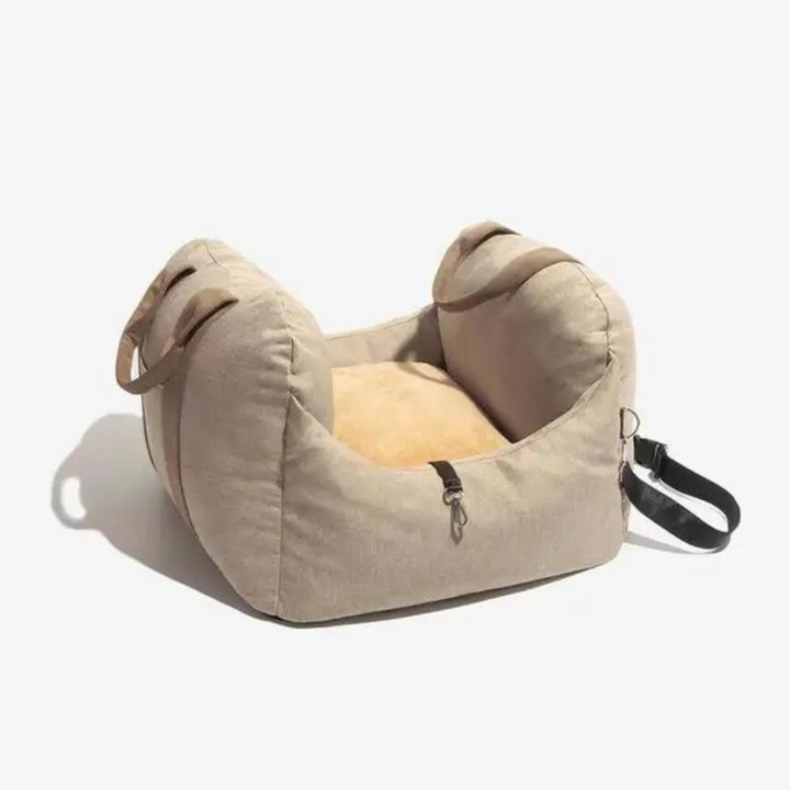 Beige portabel hundbilbarnstol i nylon. Ger säkerhet och komfort för din hund under bilresan.