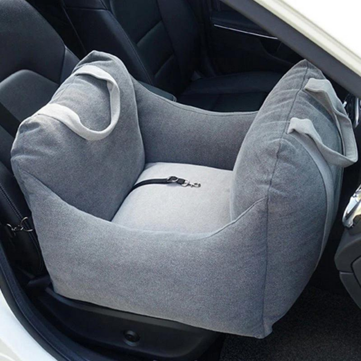 Bekväm bilbarnstol för hund, mjuk och portabel. Beige nylon ger trygghet under varje husdjursresa.