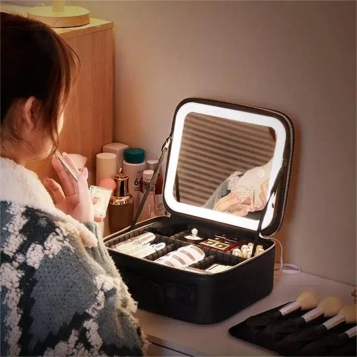 Elegant portabel sminkväska med integrerad LED-spegel för perfekt makeup var som helst; en smart skönhetsorganiserare.