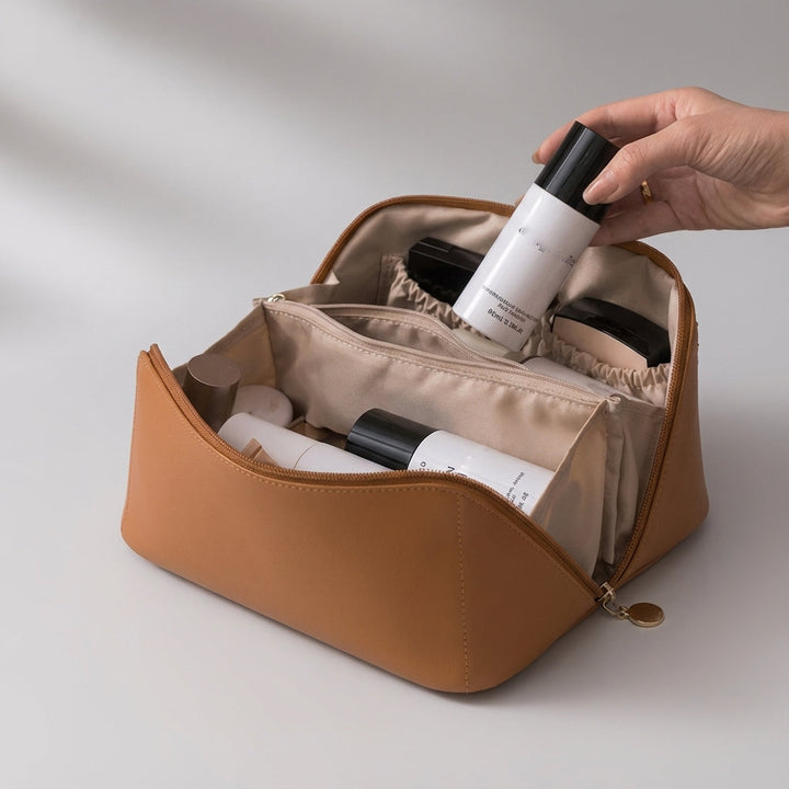 Mångsidig makeup-organiserare i konstläder för hemmet och på språng, håller ordning.