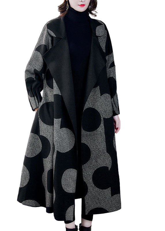 Prickig damkappa med långa ärmar, perfekt för höst och vinter. Elegant och bekväm ytterplagg för kvinnor.