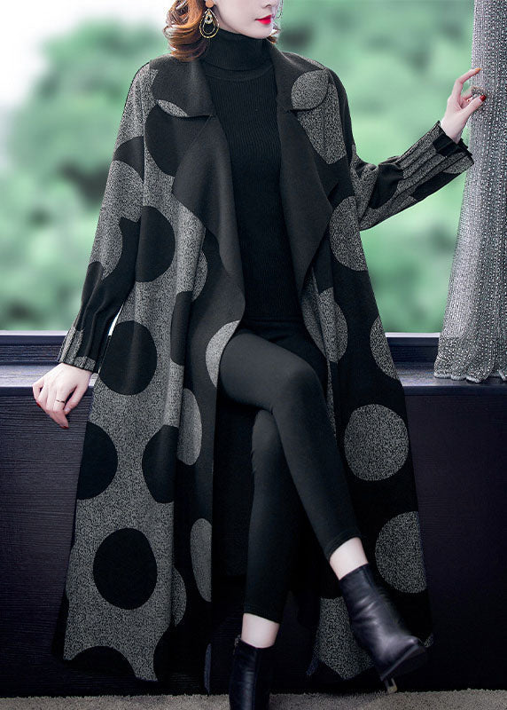 Stilfull prickig långärmad damkappa med unik patchwork-design. Mode och vardag. Bekväm höst- och vinterkappa.