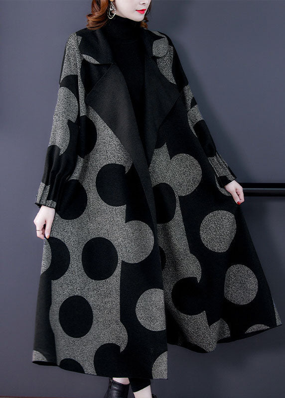 Elegant prickig damkappa, idealisk höst- och vinterkappa. Långärmad design för stilfull komfort som ytterplagg.