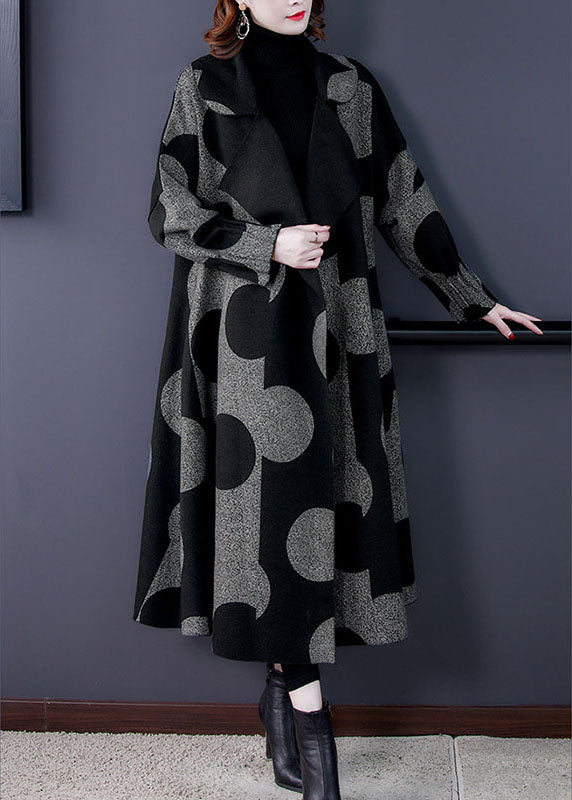 Prickig långärmad damkappa med unik patchwork-design. En bekväm och stilfull höst- och vinterkappa för kvinnor.