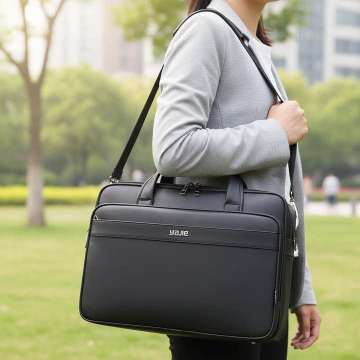 Professionell laptopväska BizBag, svart, med stilfull design och utmärkt skydd för datorn, perfekt för arbete och resor.