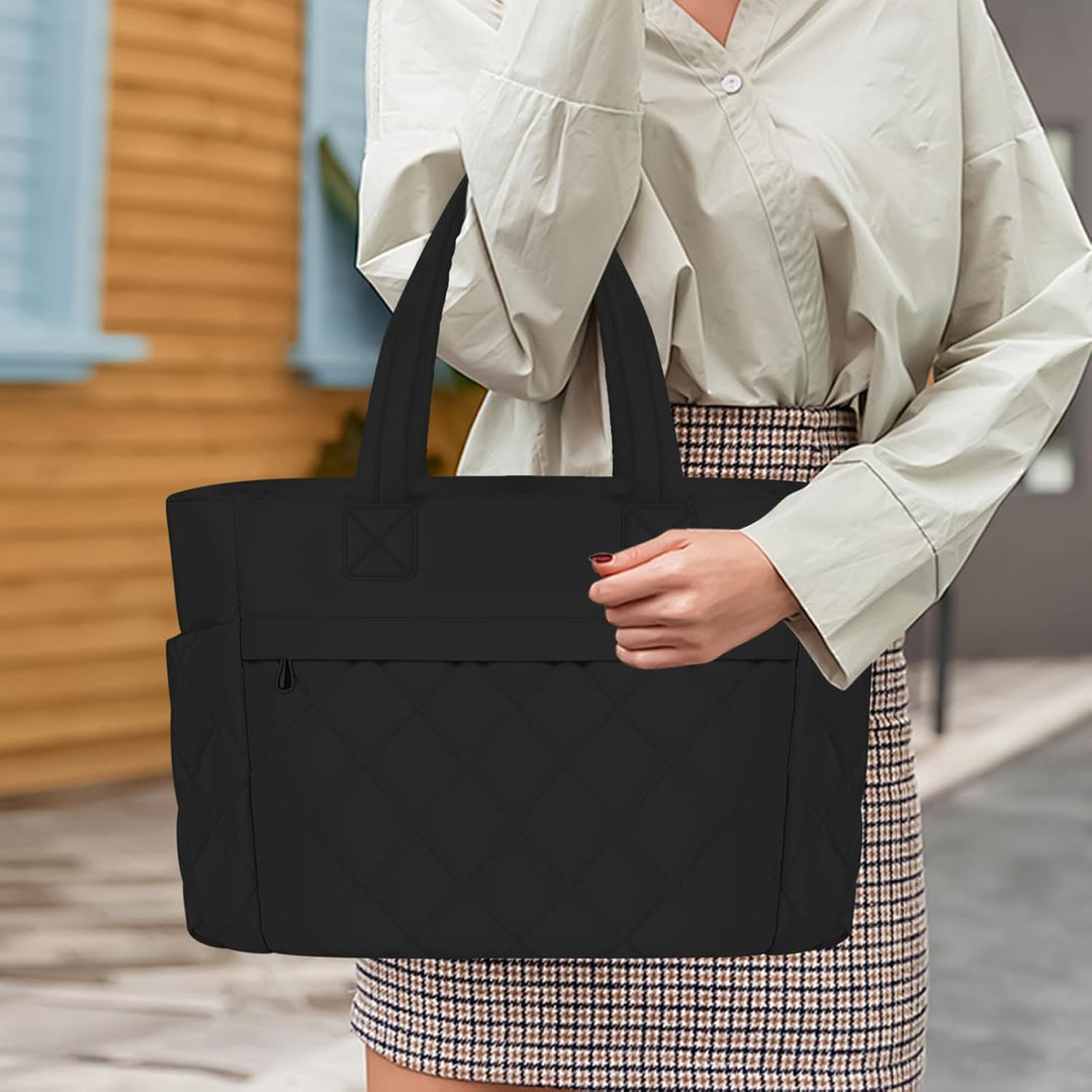 Detaljbild av Selvara damväskas organiserade interiör med laptopfack & flera förvaringsfack.