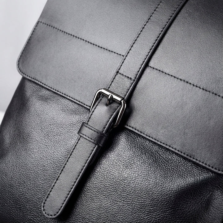 Unisex arbetsryggsäck med stilren design. Perfekt för pendling, ger komfort och ett professionellt utseende.