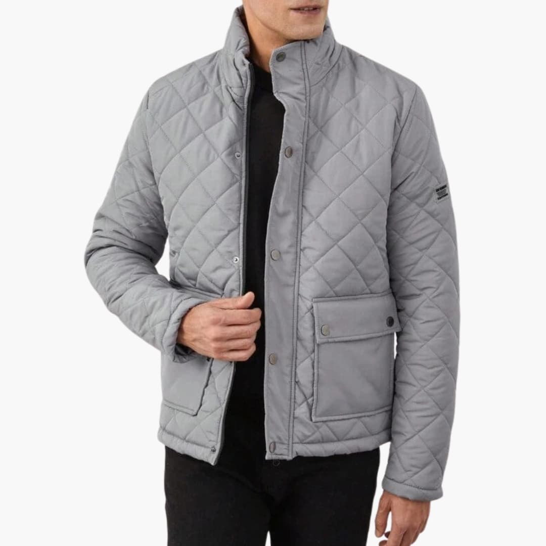 Stilren quiltad herrjacka med hög stativkrage för extra värme och en modern casual look.