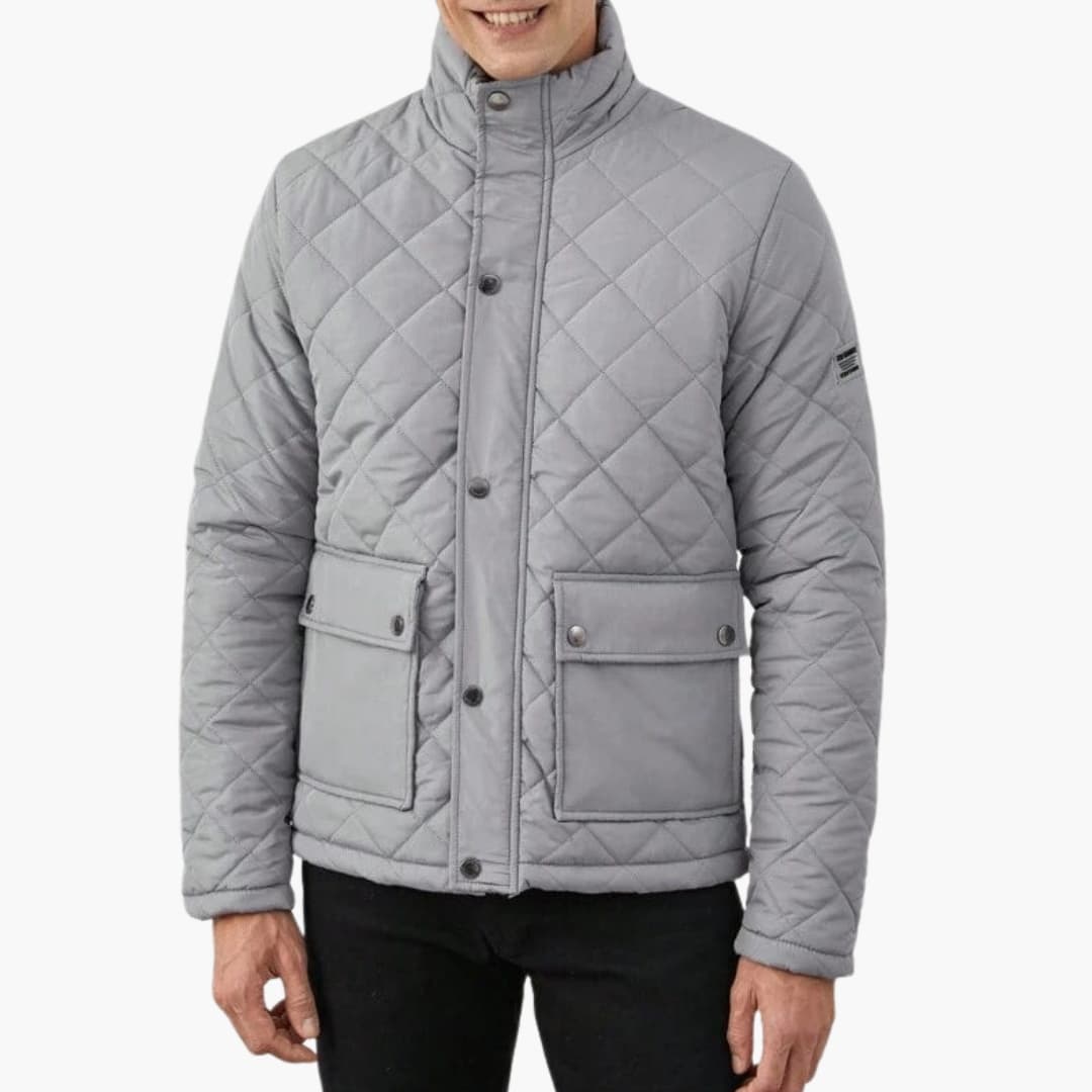 Närbild på den quiltade texturen hos en varm herrjacka, ett perfekt ytterplagg för kallare väder.