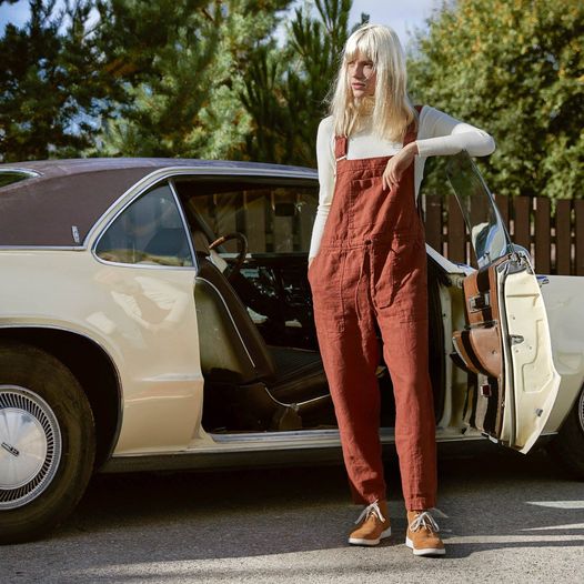 Bekväm röd-orange byxdress för kvinnor, ärmlös och luftig, idealisk sommarstil.