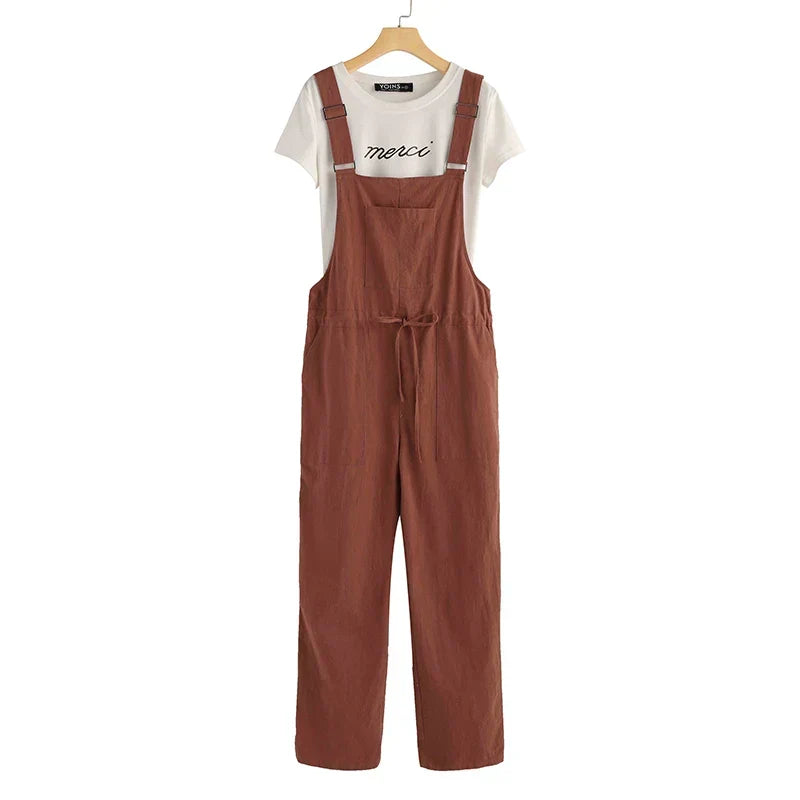 Justerbar ärmlös damjumpsuit i en varm röd-orange nyans, perfekt för en ledig sommarlook.