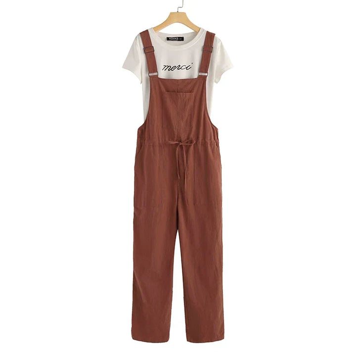 Justerbar ärmlös damjumpsuit i en varm röd-orange nyans, perfekt för en ledig sommarlook.
