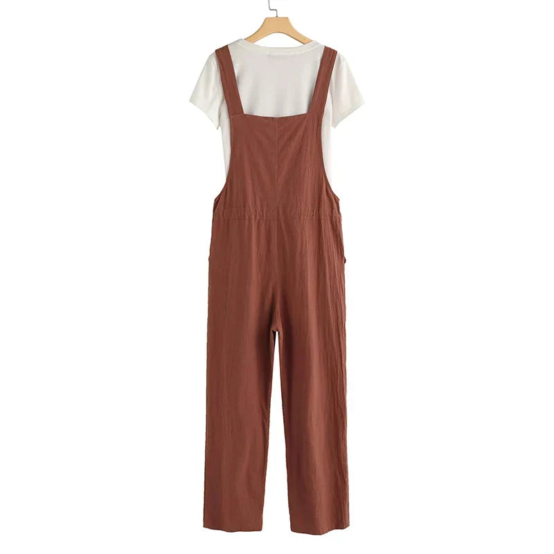 Mångsidig röd-orange damjumpsuit, ärmlös overallstil som passar för varma sommarkvällar.