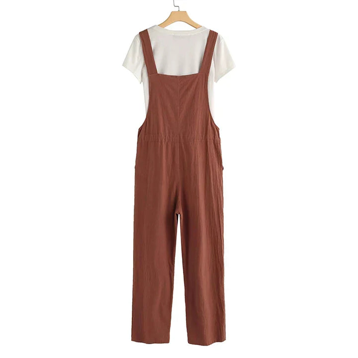 Mångsidig röd-orange damjumpsuit, ärmlös overallstil som passar för varma sommarkvällar.