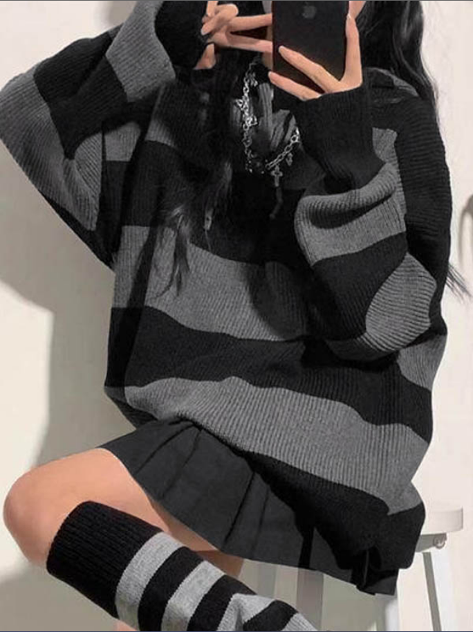 Trendig randig damhuvtröja i baggy design, idealisk för höst- och vårmode med avslappnad komfort.