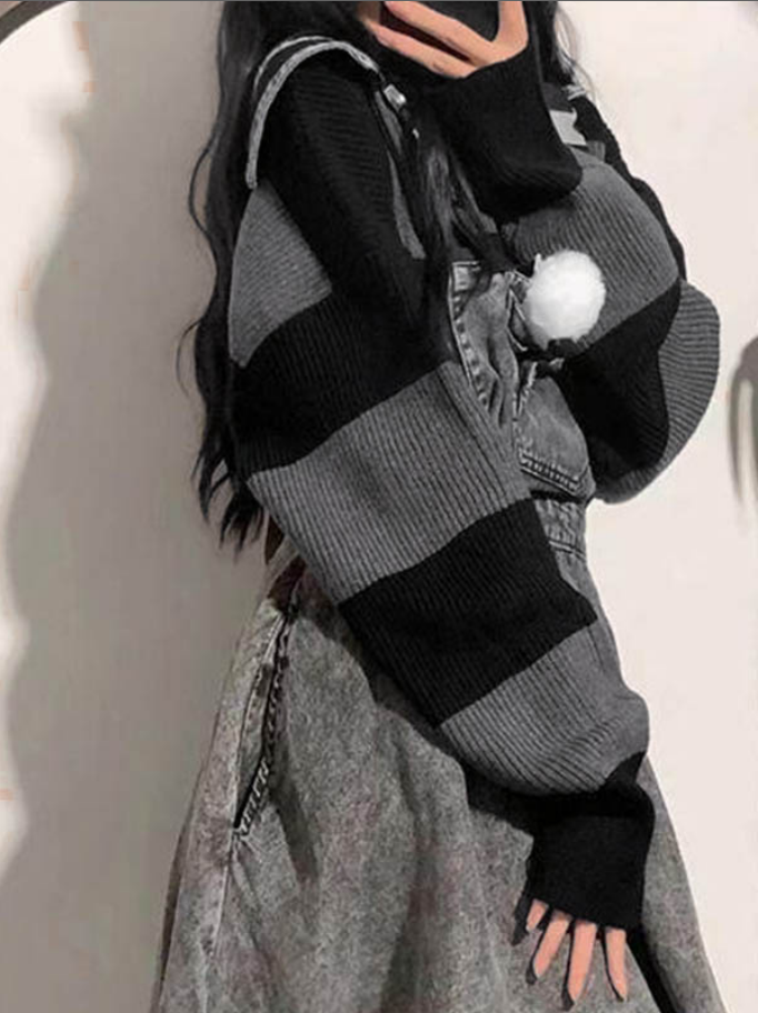 Bekväm oversize damhuvtröja med randigt mönster. Baggy stil ger avslappnad passform för vardagsbruk.