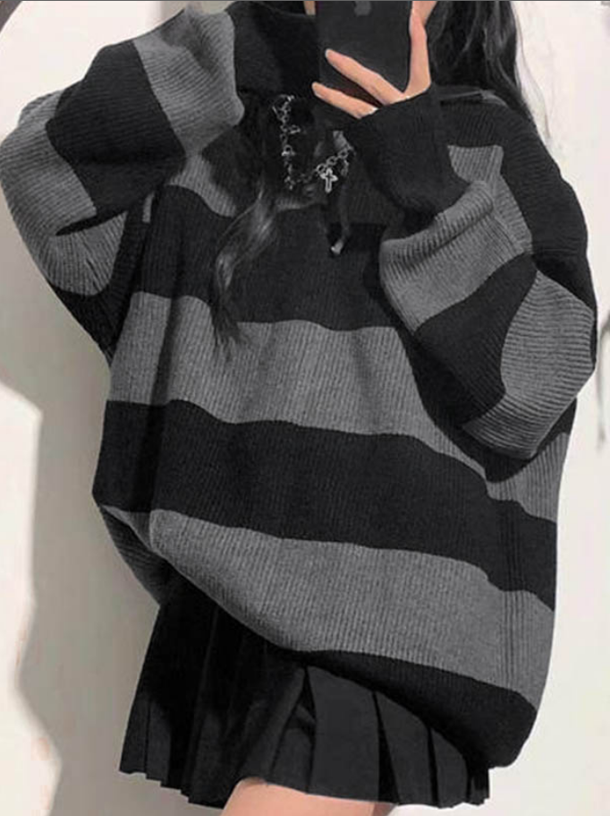 Damhuvtröja randig i bekväm baggy stil, med känguruficka. Perfekt tröja för avslappnad vardagsstil.