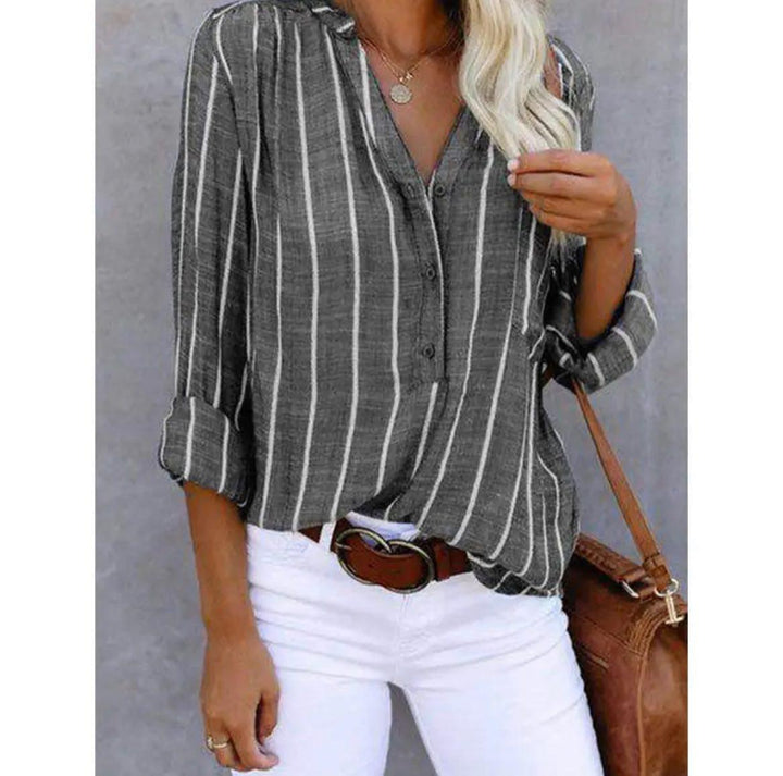 Sommarkläder: Kvinnors randiga blus med korta ärmar, andningsbar och avslappnad design. #sommarstil #avslappnad