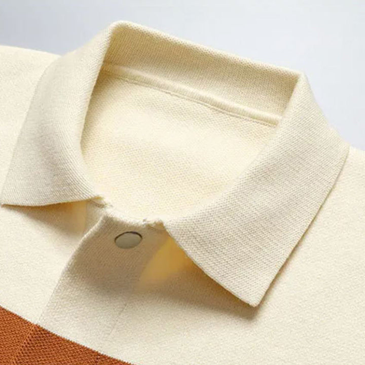 Detaljbild på damkofta med klassisk krage, randig design och knappstängning. Varm och stilren.