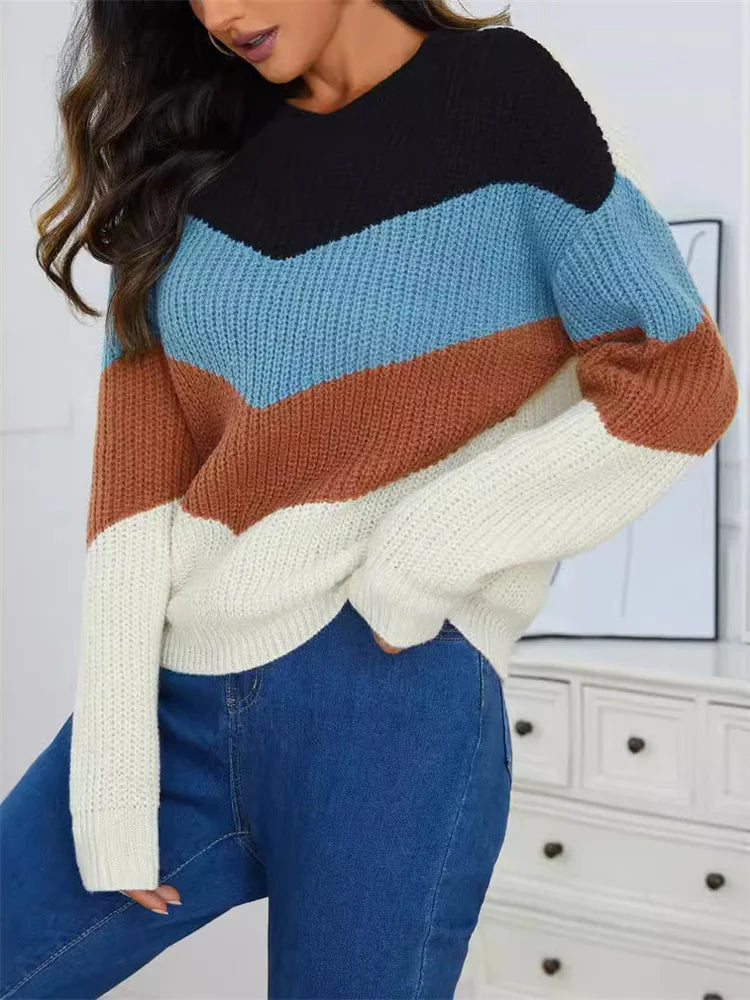 Randig damtröja med rund hals. Bekväm stickad vardagströja, perfekt för höst- och vårmode.