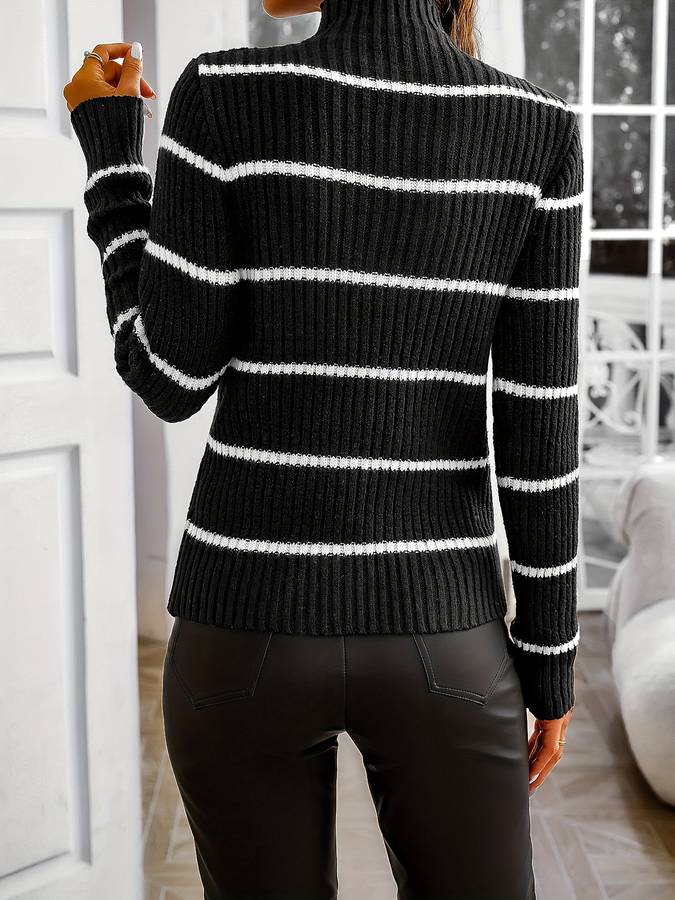Modern damtröja med randigt mönster och rund hals, designad för komfortabel vardagsstil och kvinnors mode.