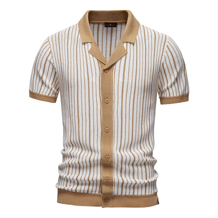 Randig herr-pikétröja i polyviskos med klassisk krage, perfekt för smart casual sommarstil och vardagslook.