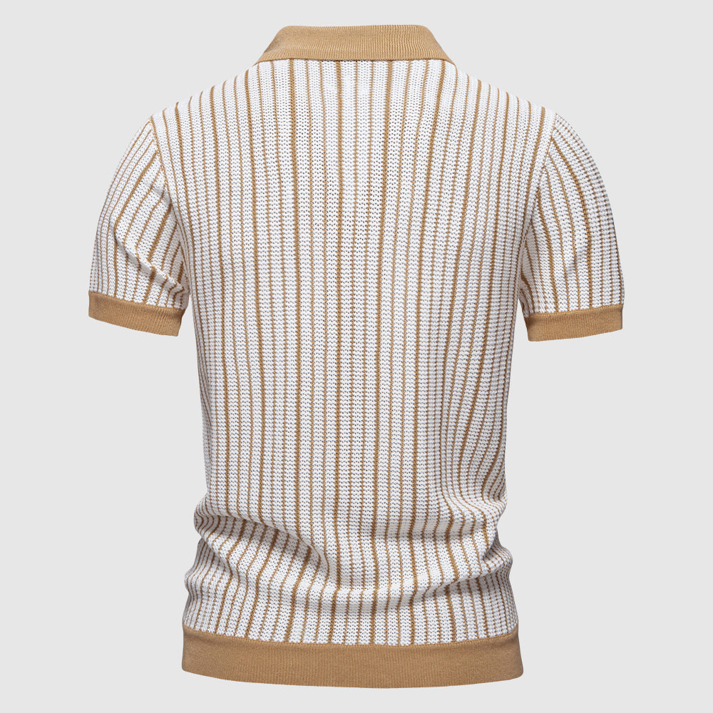 Stilren randig herr-pikétröja med klassisk krage och knappar, mångsidig för både vardag och smart casual.