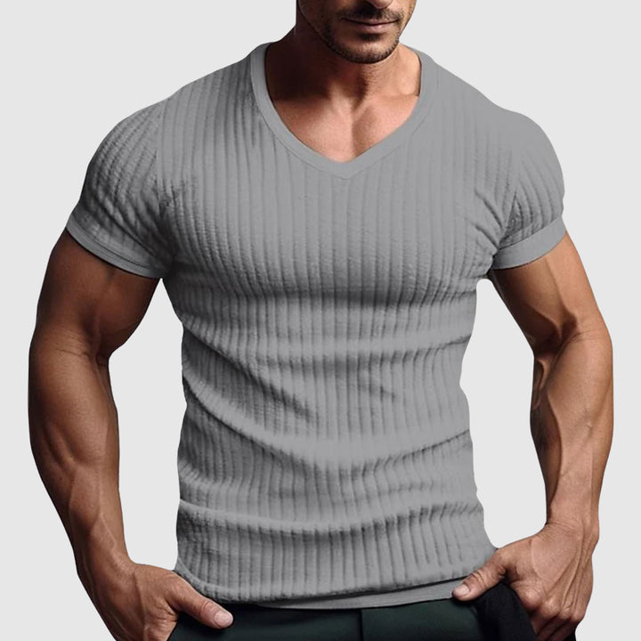 Modern herr t-shirt med V-ringning och ränder, bekväm för vardagsbruk. Finns i grå/beige.