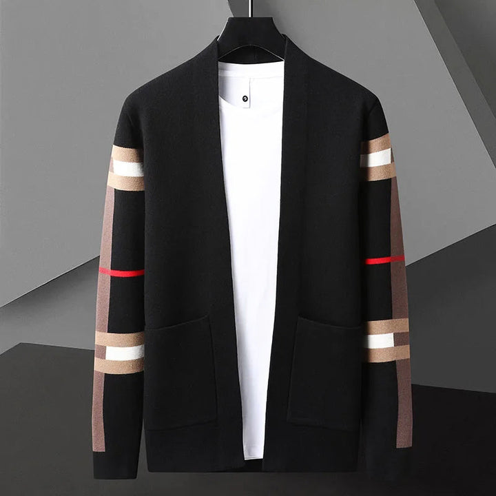 Bekväm & stilren randig damkardigan med färgblock. Mjuk tröja perfekt för avslappnad look eller lagerpålager.