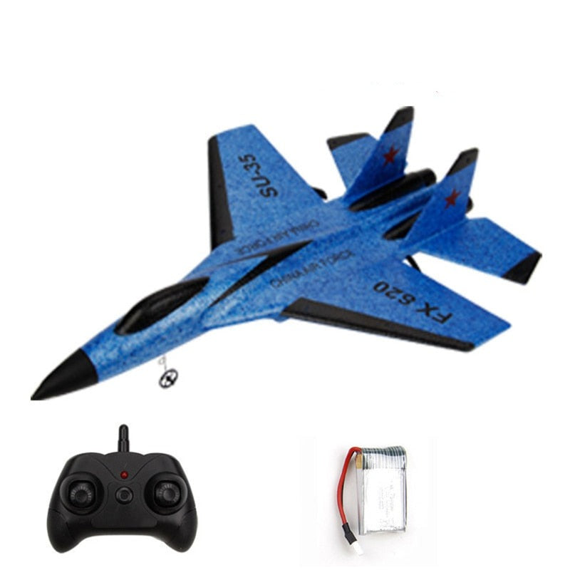 Närbild av barns händer som håller robust RC Gliderflygplan, visar dess slitstarka konstruktion