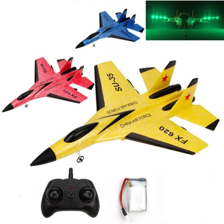 RC Gliderflygplan för barn i röd och vit färg, landar mjukt på en gräsmatta i solsken