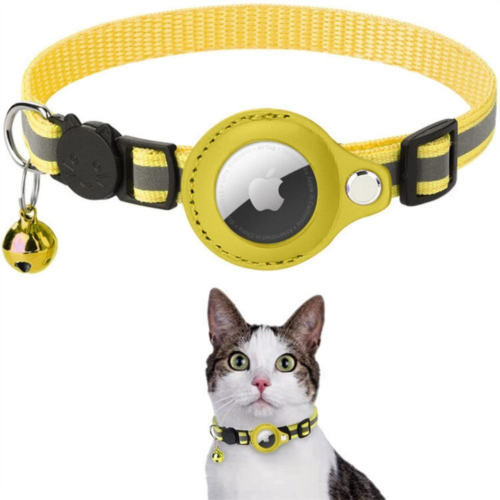 Justerbart reflekterande GPS-halsband för katt. Enkel passform och hög synlighet för säkra äventyr.