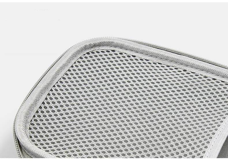 Tom kabelorganisatör som visar flexibla fack och elastiska band för maximal teknikförvaring.