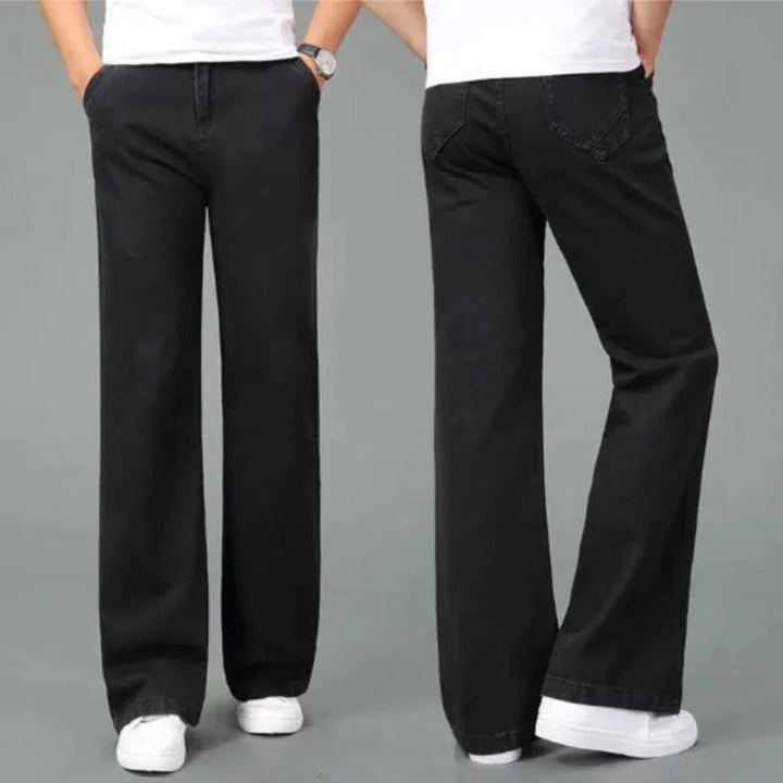 Herrjeans i tidlös retro bootcut-design, ett måste i varje garderob för menkläder.