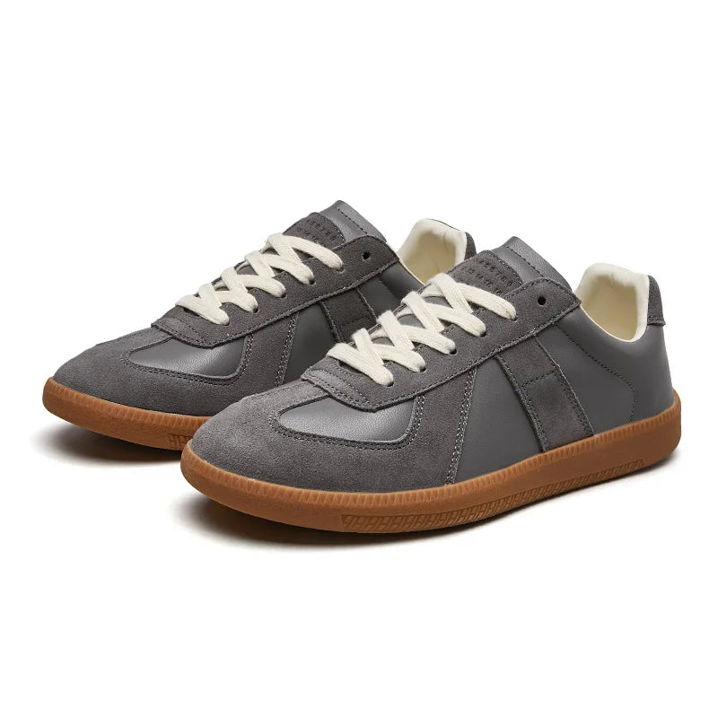 Klassiska retro damskor med trendig tjock sula. Bekväma platåskor perfekta för sommar och vardagsbruk.
