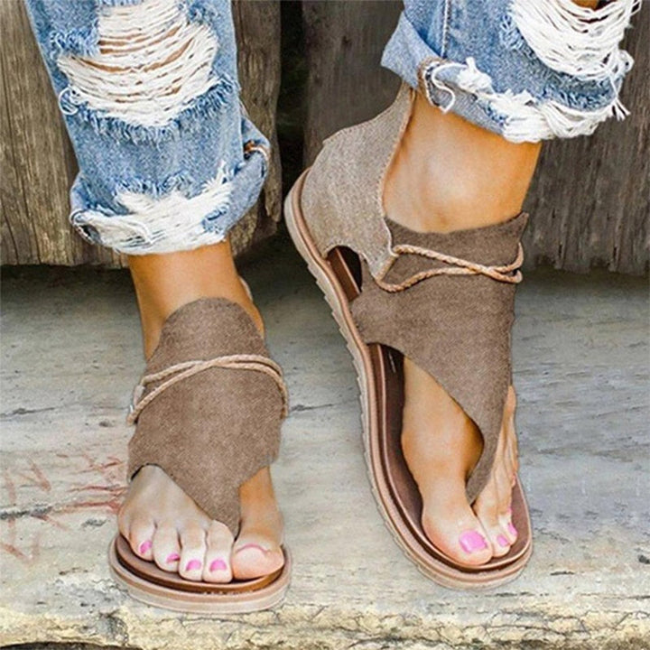 Trendiga retro sandaler för kvinnor med djurmönster. Bekväma platta skor med ankelrem. Perfekta för sommar & stil.