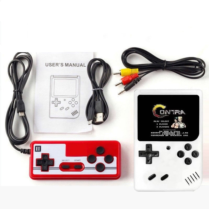 Svartvit bild av retro handhållen spelkonsol, betonar dess tidlösa design