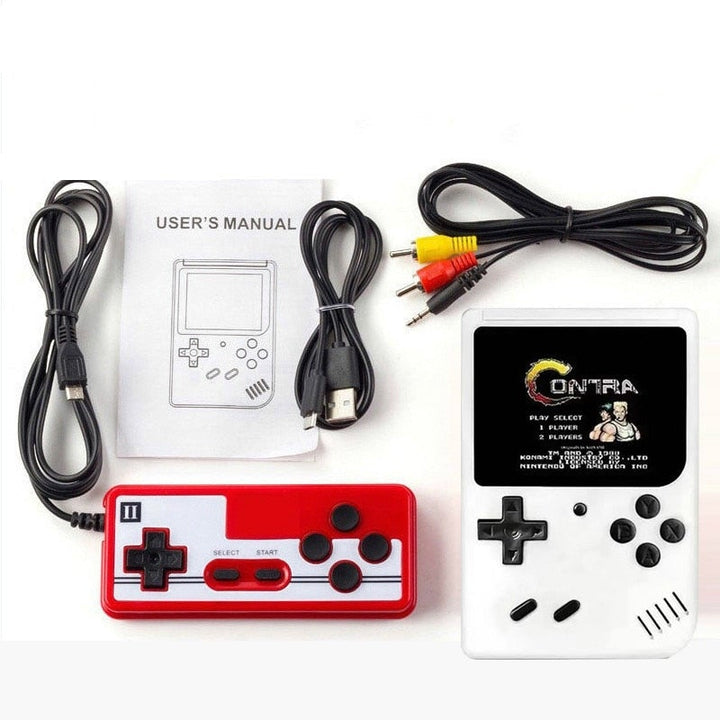 Svartvit bild av retro handhållen spelkonsol, betonar dess tidlösa design