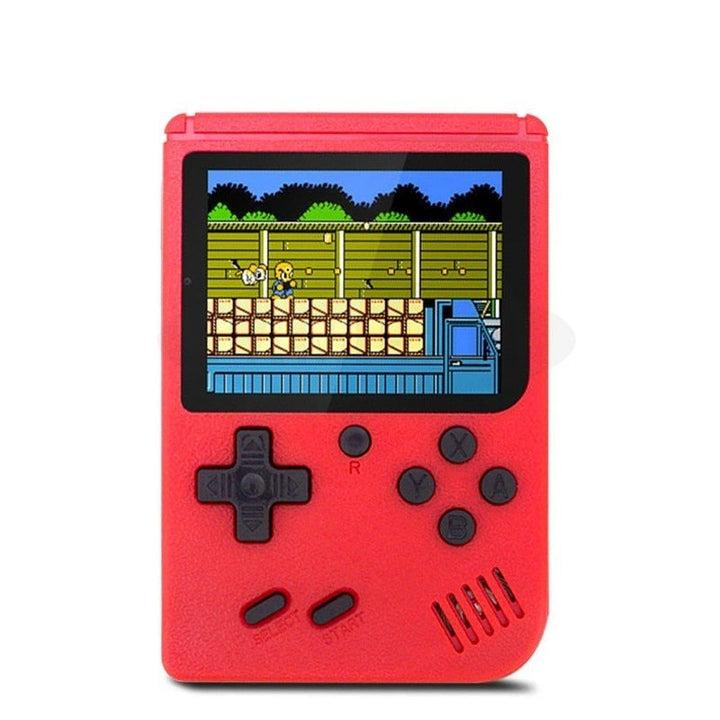 Närbild av skärm på retro handhållen konsol som visar klassiskt 8-bitars spel