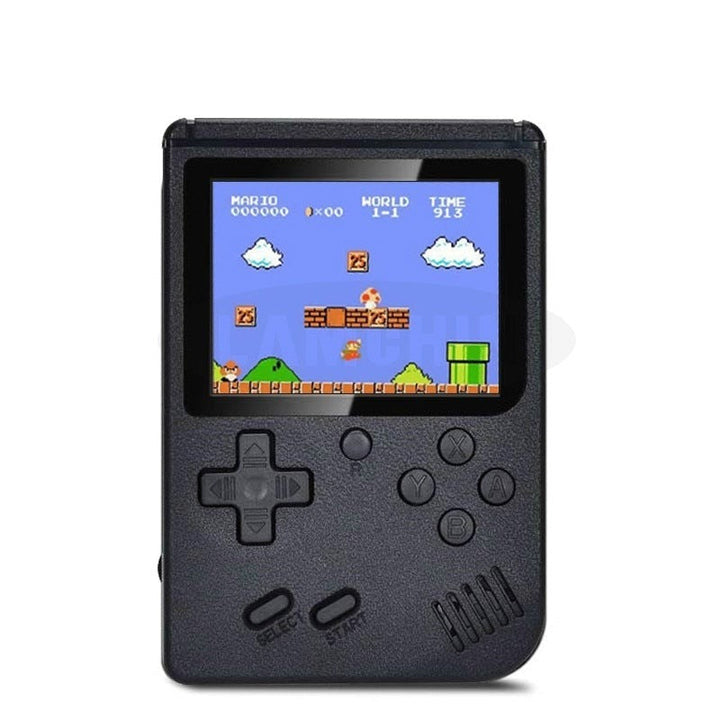Retro spelkonsol i handen, visar dess kompakta storlek och användarvänlighet