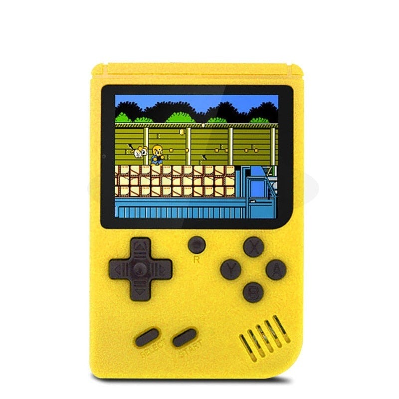 En entusiast spelar på den handhållna retrokonsolen, djup i underhållningen