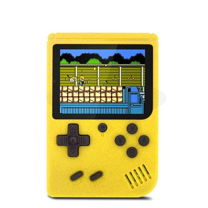 En entusiast spelar på den handhållna retrokonsolen, djup i underhållningen
