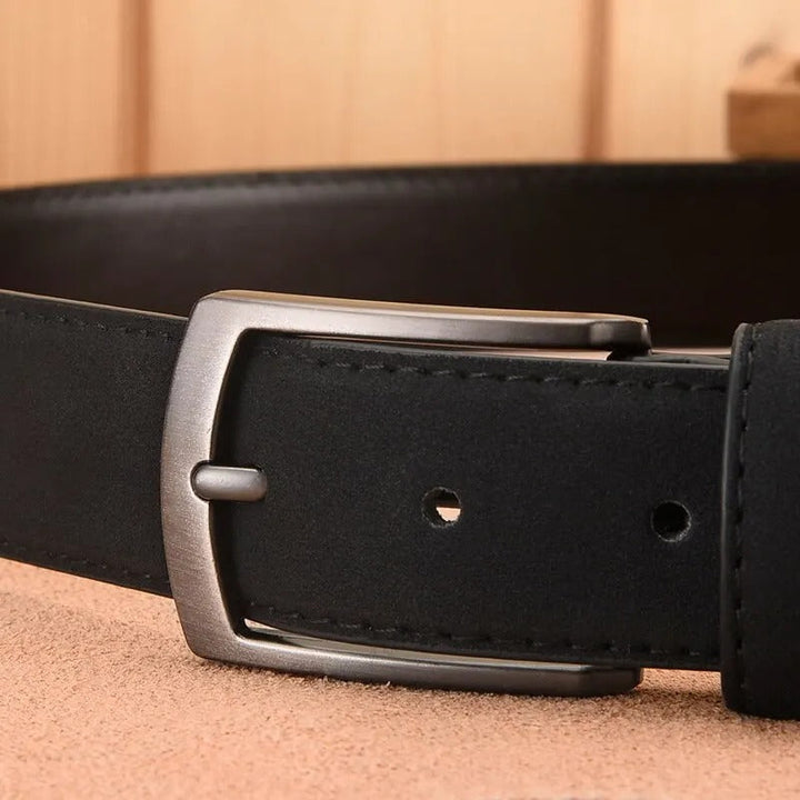 Avslappnat brunt herrbälte i retrodesign, en klassisk och bekväm modeaccessoar.