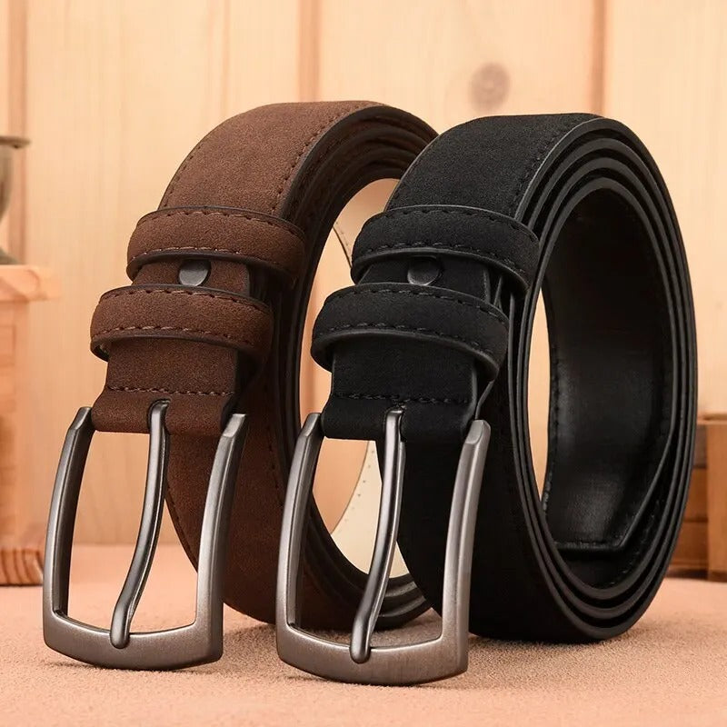 Stilrent svart herrbälte för avslappnad look, med elegant retro legeringsspänne.