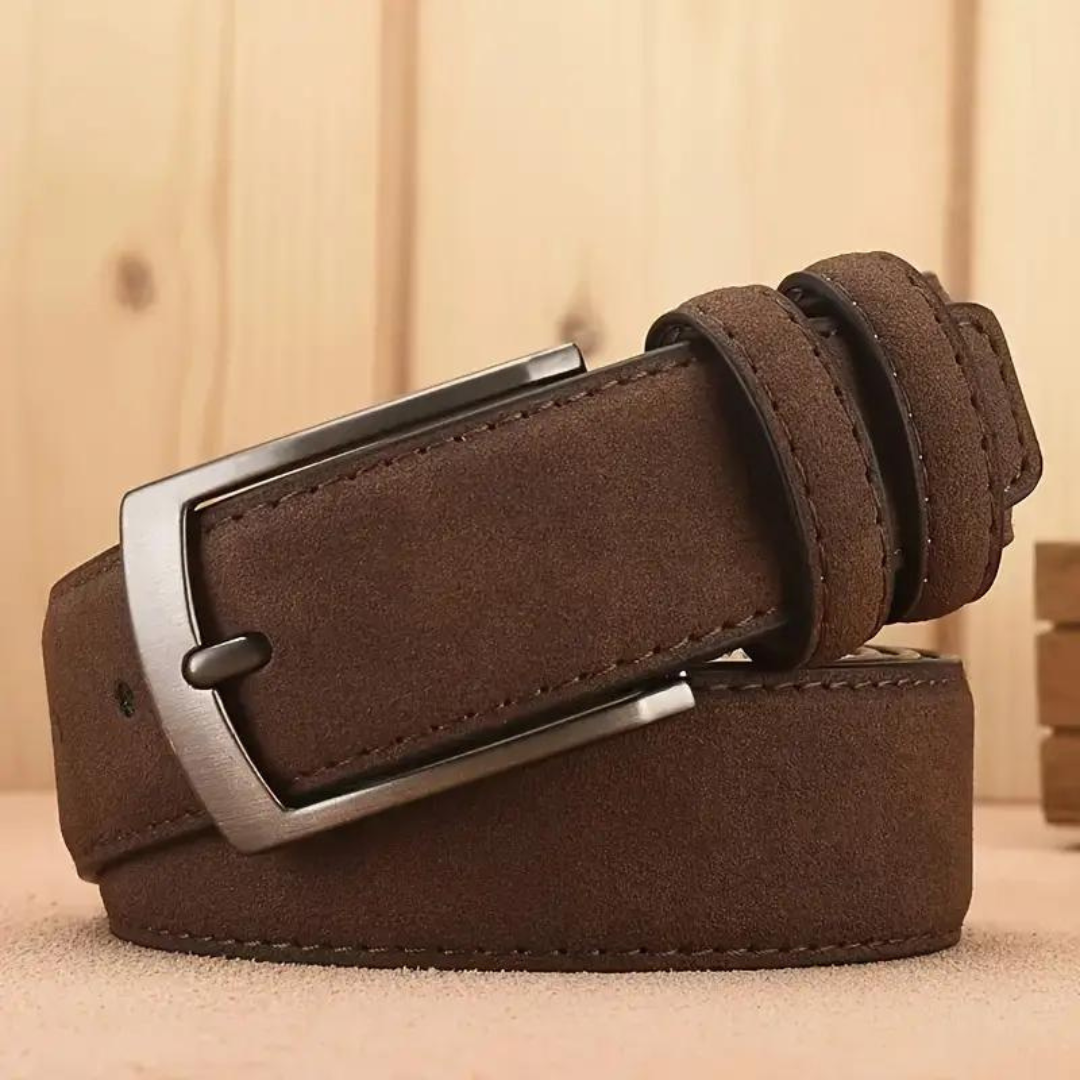 Svart herrbälte i retrodesign, mångsidig modeaccessoar för både avslappnat och stilrent.