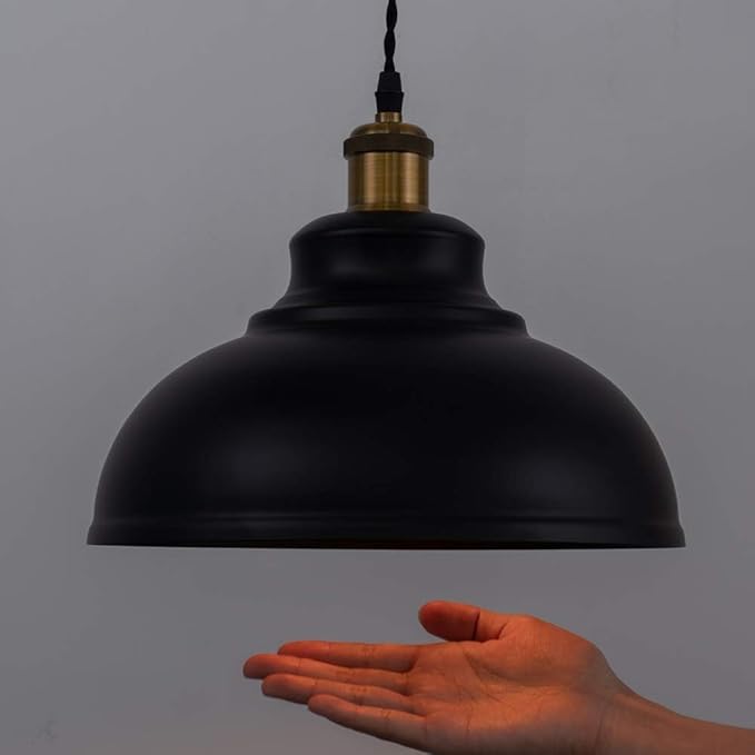 Snygg svart aluminium taklampa, industriell retro stil, idealisk för vardagsrum och loft.