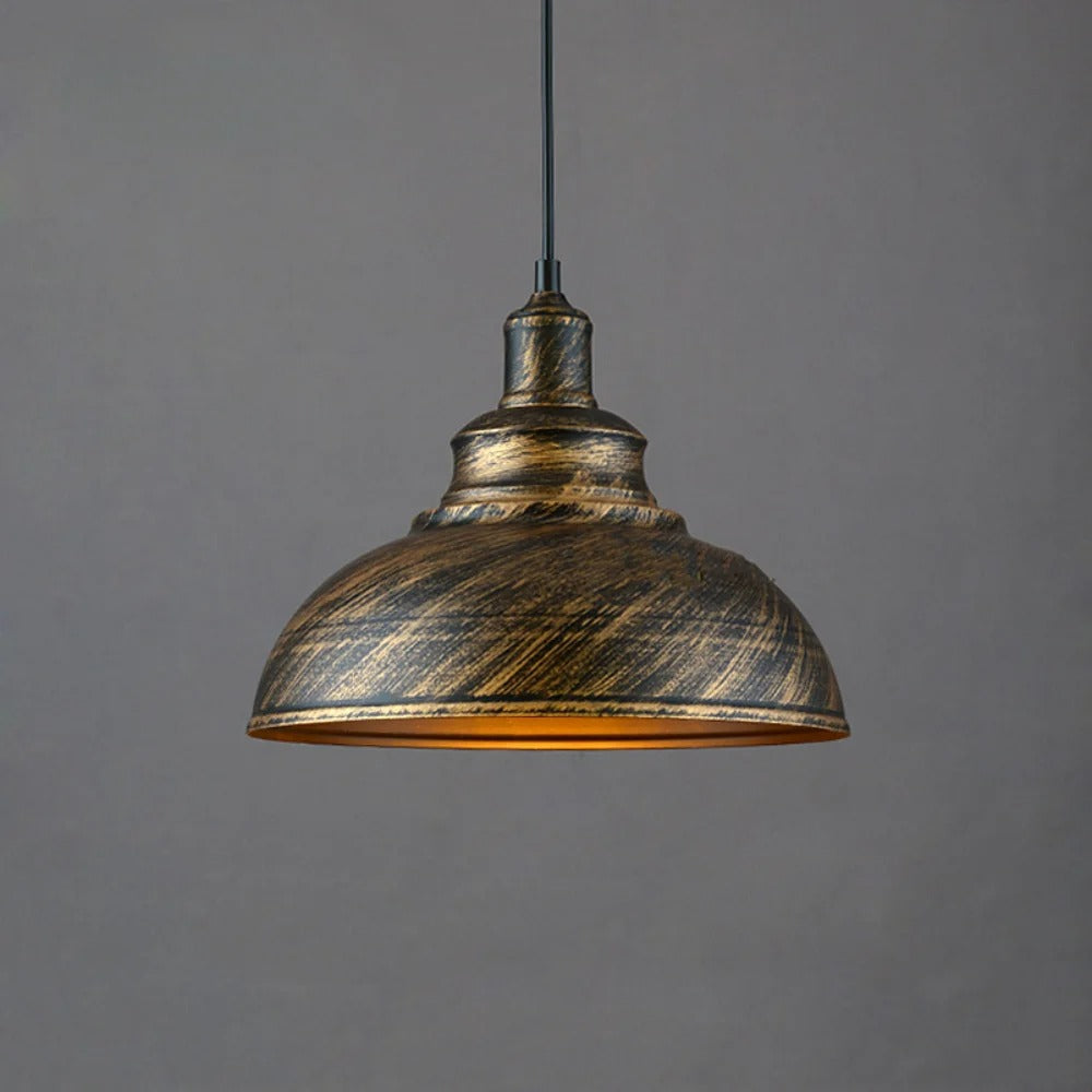 Vintage-inspirerad hänglampa i svart aluminium, industriell stil för matsalsbelysning och loftinredning.