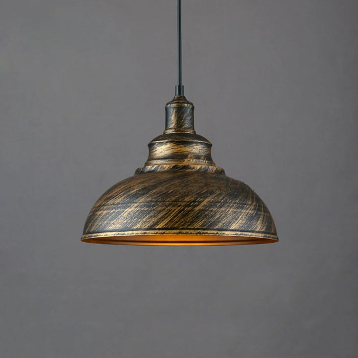 Vintage-inspirerad hänglampa i svart aluminium, industriell stil för matsalsbelysning och loftinredning.