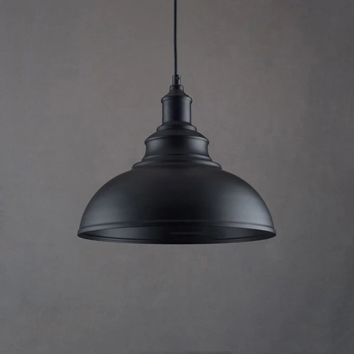 Svart industriell loftlampa, perfekt som vardagsrumslampa eller matsalslampa med modern retrokänsla.