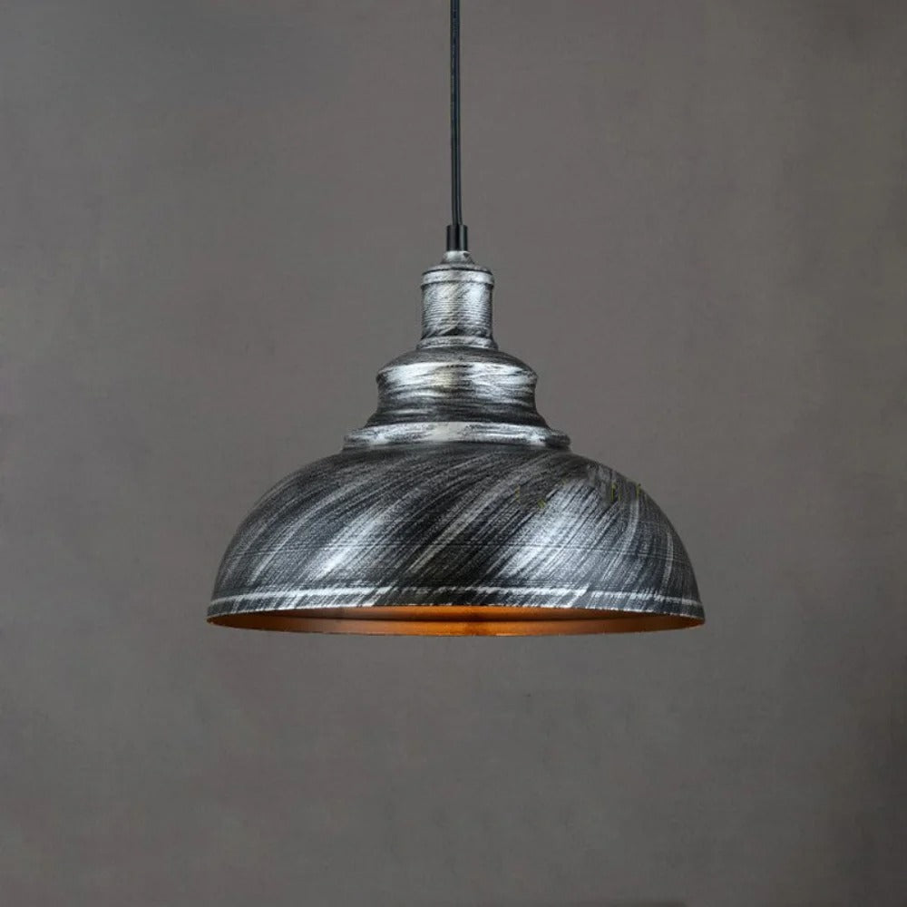 Elegant retro taklampa i borstad aluminium, industriell design som ger varm och inbjudande belysning.